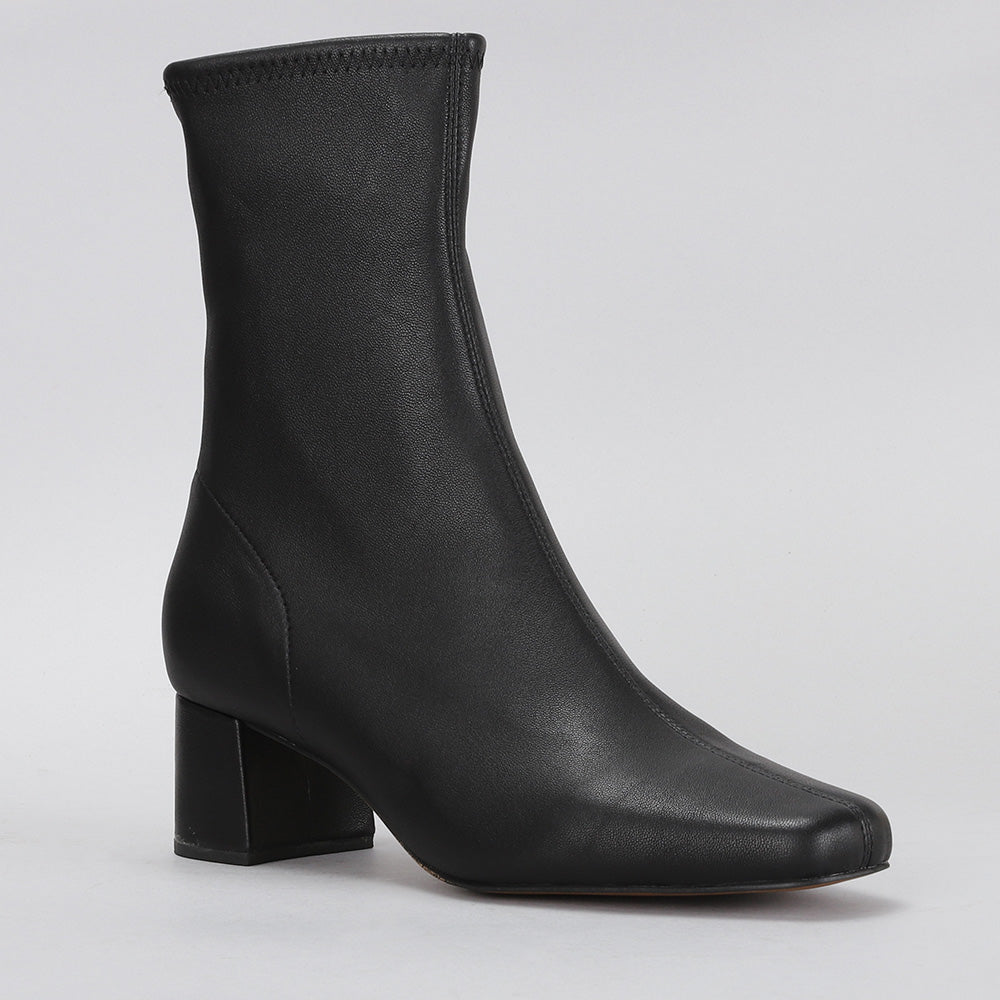 Liora - Black - Naked Arches