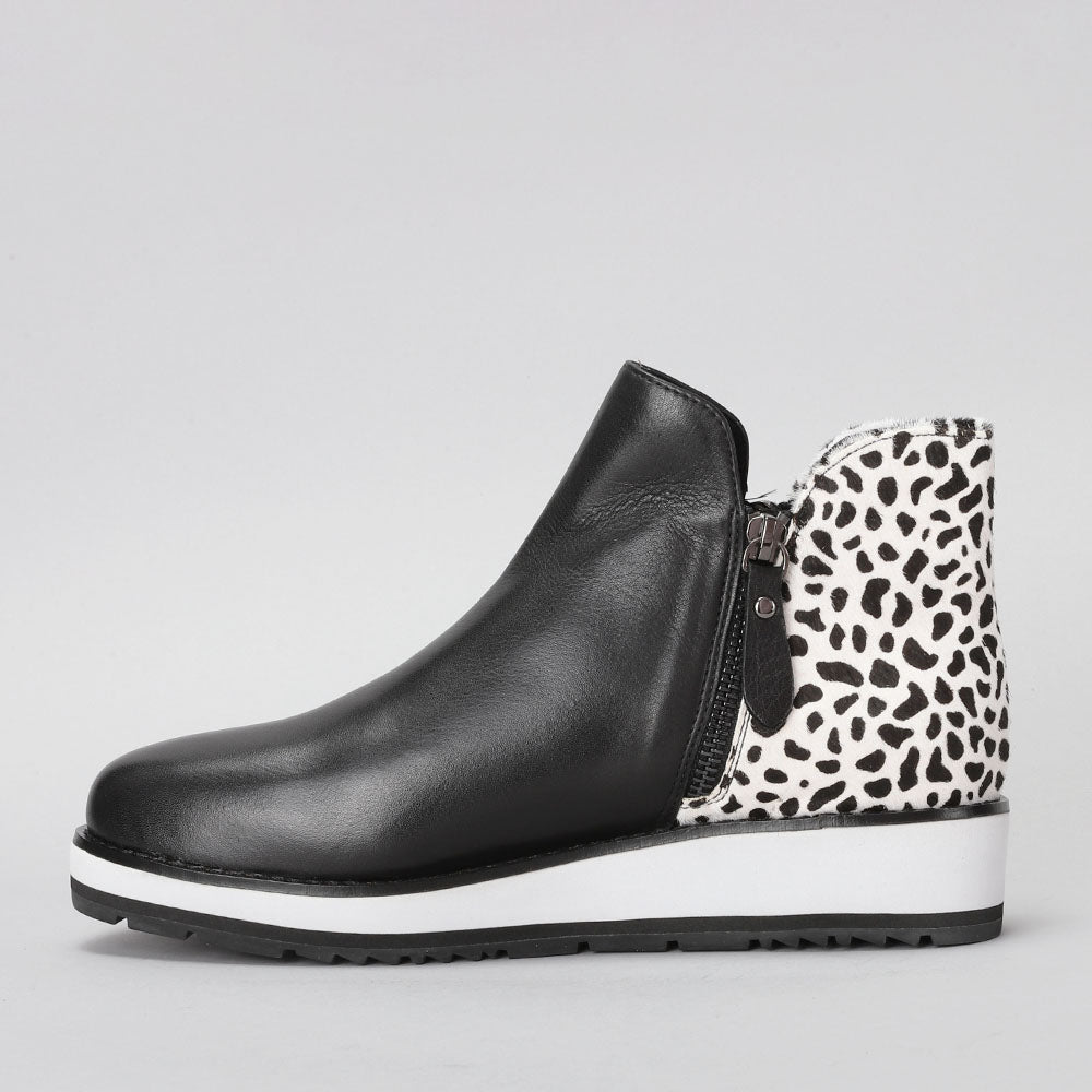 STOW - Black/Snow Pony - LE SANSA